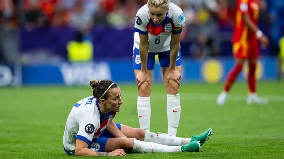 How did Bronze play Euro 2025 with fractured tibia?